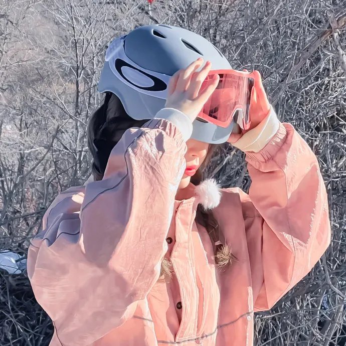 与一位女士合影